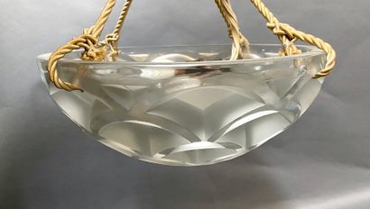 null René LALIQUE 

Suspension en cristal moulé pressé, modèle "rinceaux" 

Signée...