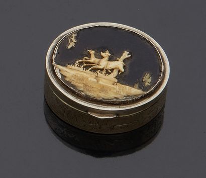 null Box snuffbox oval finely chased silver, the lid decorated with a hunting scene.

Foreign...