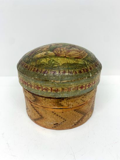 null Small round sewing box in marquetry of straw, the lid decorated with a gallant...