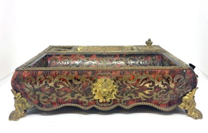 null Inkwell in Boulle marquetry

Size : 7,5 x 25 x 19cm

(Missing a cover, wear...