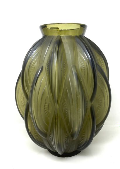 null SABINO

Grand vase en verre teinté.

H. : 30cm

(Eclat à la base)