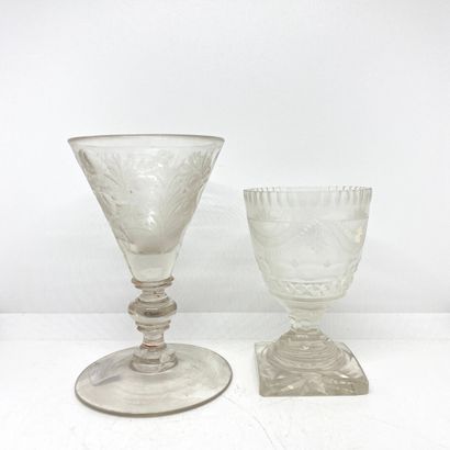 null Deux verres gravés anciens

H. : 13 et 16cm 

(Eclat à la base)