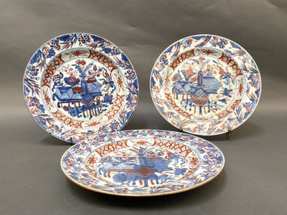 null JAPON

Ensemble de trois plats en porcelaine à décor Imari .

XVIIIe siècle

Diam....
