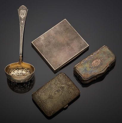 null Set composed of a sugar spoon and a snuffbox in silver. Weight : 121,2 g. Two...