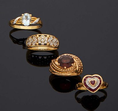null LOT OF FOUR RINGS in 750 mm gold, the first set with a citrine on a twisted...
