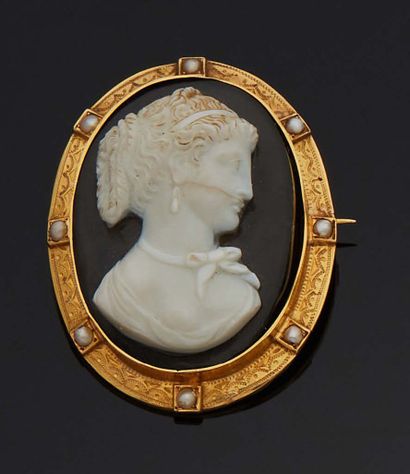 null A medallion brooch with an agate cameo (accident) with a woman's profile in...