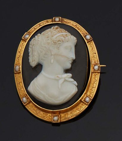 null BROCHE médaillon ornée d'un camée en agate (accident) au profil de femme dans...