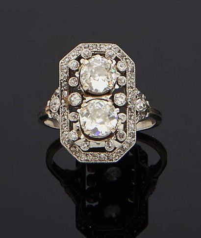 null 
Platinum and 750 mm gold ring, set with two old diamonds rearranged (chips,...