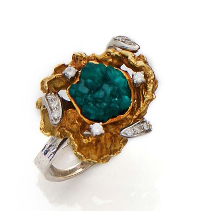 null 750 mm gold designer ring featuring a tropical flower composed of a yellow gold...