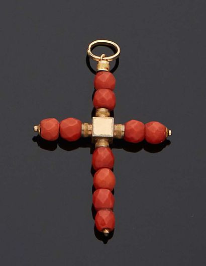 null Coral and gilt metal cross pendant.
Dim.: 3 x 5 cm
Gross weight: 2,7 g