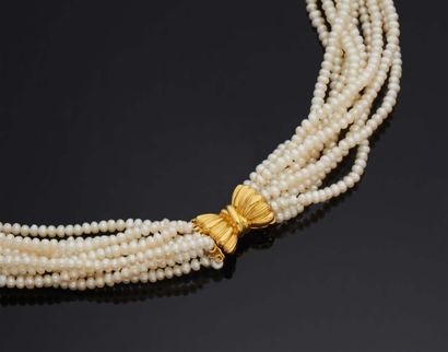 null NECKLACE composed of ten rows of freshwater pearls. 
Clasp in gilded silver...