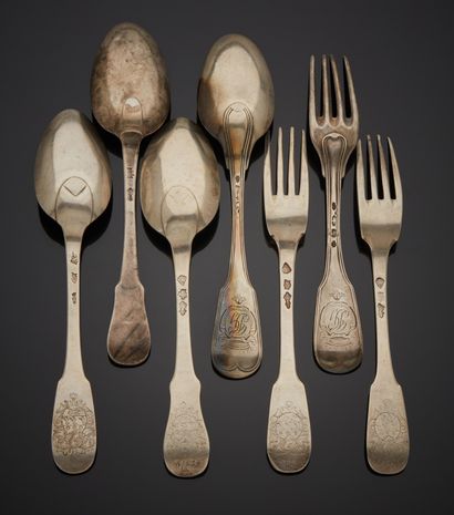 null Set of four spoons and three forks, different models.
France 18th century.
Weight...