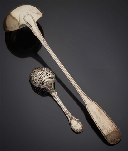 null Grande louche argent, modèle à filets, le cuilleron ourlé. Spatule monogrammée.
Lille...