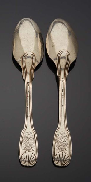 null Suite of two silver tea spoons, model with nets and shells, the spatulas engraved...