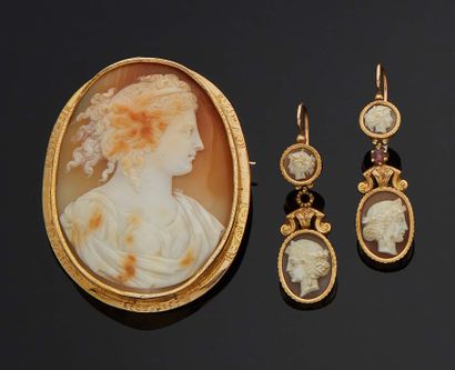 null SET consisting of a brooch in yellow gold 750 mm decorated with a shell cameo...