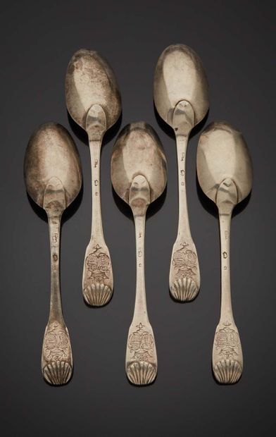 null Suite of five silver tea spoons, uniplat model and shells, the spatulas engraved...