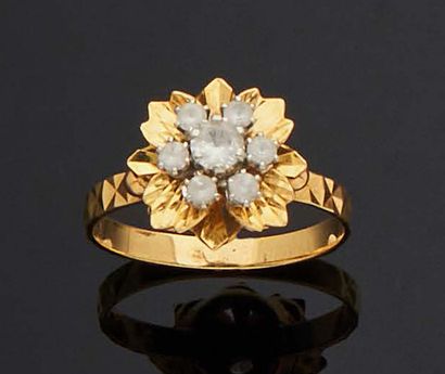 null Set consisting of a 750 mm yellow gold FLOWER RING with white imitation stones,...