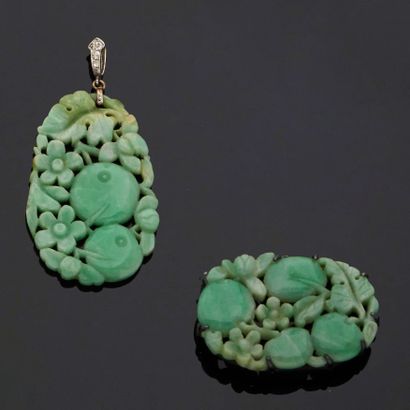 null ENSEMBLE composé d'un pendentif et d'une broche de forme ovale en jade sculptée...