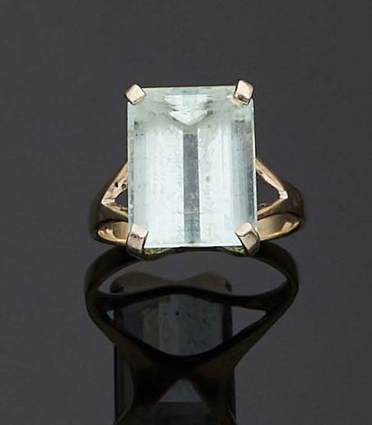 null RING in white gold 750 mm decorated with an emerald-cut aquamarine (chips) 
TDD...