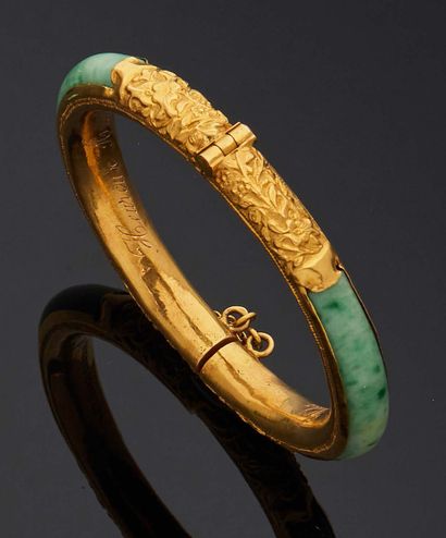 null BRACELET in jade, setting in yellow gold 750 mm. Patronymic inside and dated...