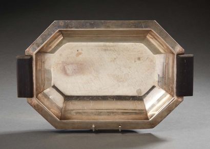 null *** Hexagonal silver bowl, the catch in wood. Foreign work around 1930. Gross...