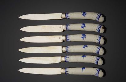 null Suite de six petits couteaux à crosse, les manches en porcelaine de Arras (XVIIIe...