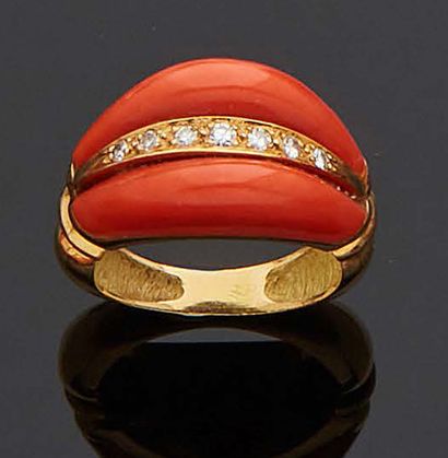 null Yellow gold ring, 750 mm, with two coral godrons centered on a line of brilliant-cut...