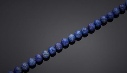  COLLIER de boules de lapis-lazuli, fermoir en or jaune 750 mm Long. : 45 cm Poids...