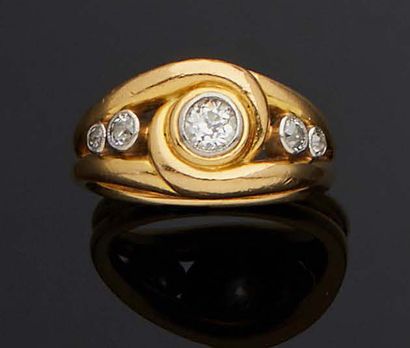  BAGUE en or 750 mm et platine à motif escargot sur deux corps, centrée d'un diamant...