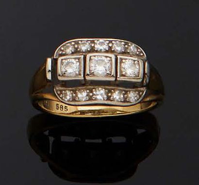 null 585 mm gold alloy ring set with three brilliant-cut diamonds on two lines of...