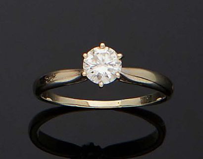  BAGUE solitaire en or 750 mm ornée d'un diamant brillanté pesant environ 0,55 ct....