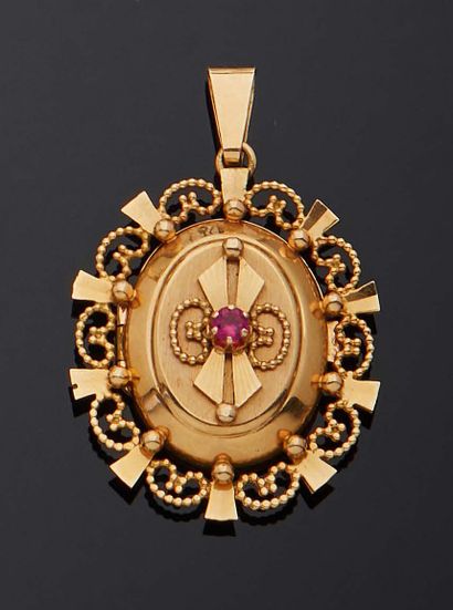 null SOUVENIRS PENDANT in yellow gold 750 mm, the central motif set with an imitation...