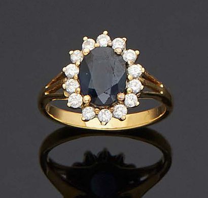 null Daisy ring in gold 750 mm decorated with a sapphire in a circle of diamonds.
TDD...