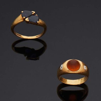 null LOT of two rings in gold 750 mm, the first half-rimmed decorated with a cabochon...