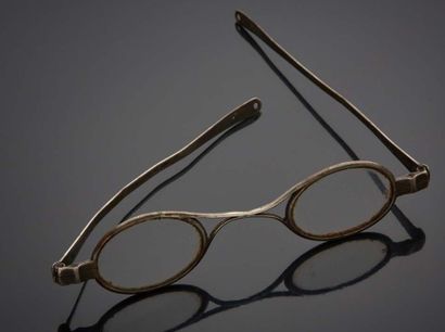 Paire de lunettes en argent uni. Paris 1809-1819....