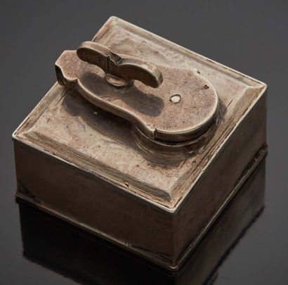 null Travelling inkwell of square shape in silver. Paris 1779. Weight : 53 g.
