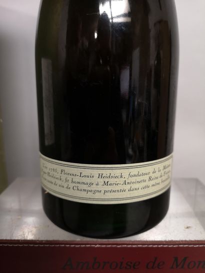 null 1 bottle CHAMPAGNE "Florens-Louis" - PIPER HEIDSIECK 1964

In box.

Level at...