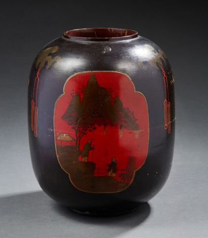 CHINE OU JAPON Vase de forme ovoide en bois laqué à décor de personnages sur fonds...