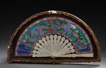CHINE, CANTON Sixteen strands fan in carved and openworked bone of characters scene,...