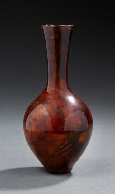 VIETNAM Vase à long col en laque
Marque au revers 
H : 16 cm