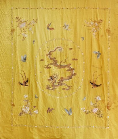 CHINE Hanging representing a dragon in search of the sacred pearl 
Dim. : 212 x 180...
