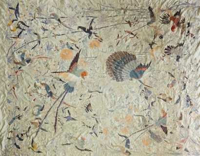 CHINE Tissus brodé à décor d'oiseaux dans un décor naturaliste
Dim. : 190 x 230 ...