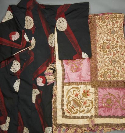 CHINE ou INDOCHINE Set of fabric including kimono and various