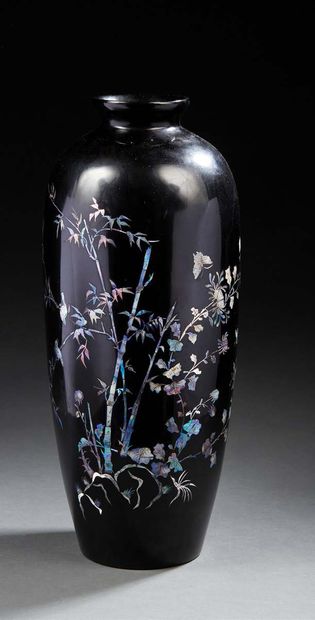 VIETNAM Grand vase ovoïde en bois laqué noir incrusté de nacre à motifs de volatiles...