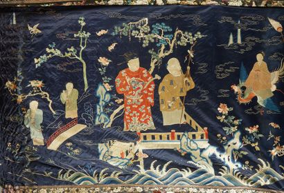 CHINE Silk featuring dignitaries and servants in a naturalist decor
Around 1900
Dim....
