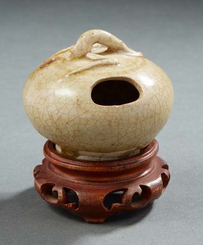 VIETNAM Pot à chaux miniature en grès a couverte craquelée beige, la prise en forme...