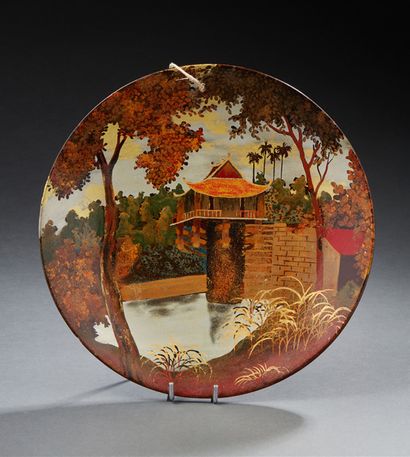 VIETNAM Lacquer plate decorated with a landscape 
Diam : 27,5 cm