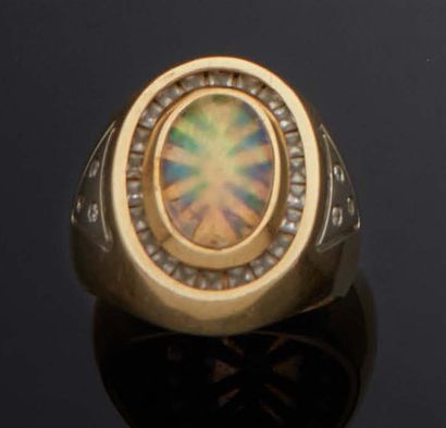 null Man ring in gold 750 mm set with an opal in a circle of white stones.
Gross...