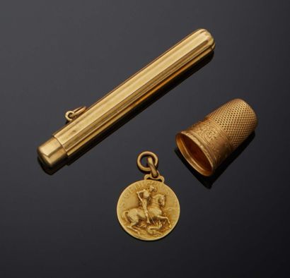 null LOT d'or 750 mm comprenant une médaille Saint-Georges et un dé.
Poids total...