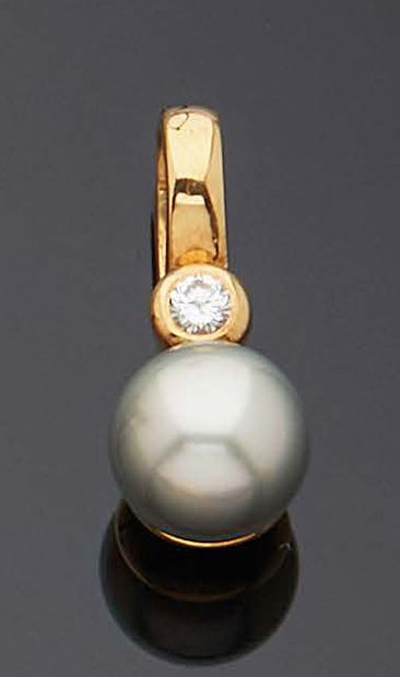 null Opening pendant in yellow gold 750 mm decorated with a Tahitian pearl (9.5-10...
